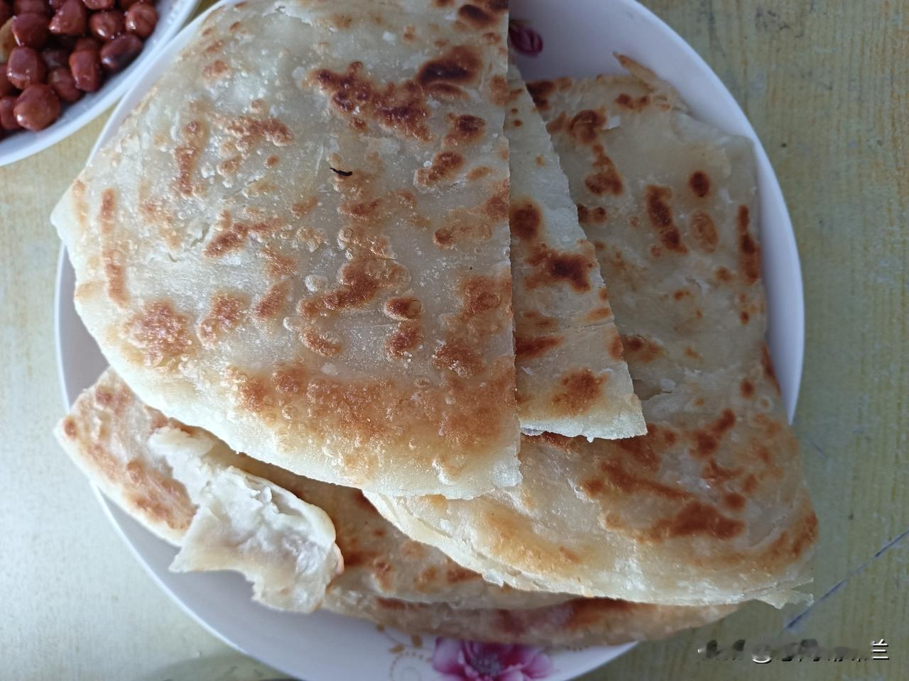 今天中午吃烙大饼，烙饼是我的拿手饭，最近大家的胃也好多了，我偶尔就烙一次大饼吃。