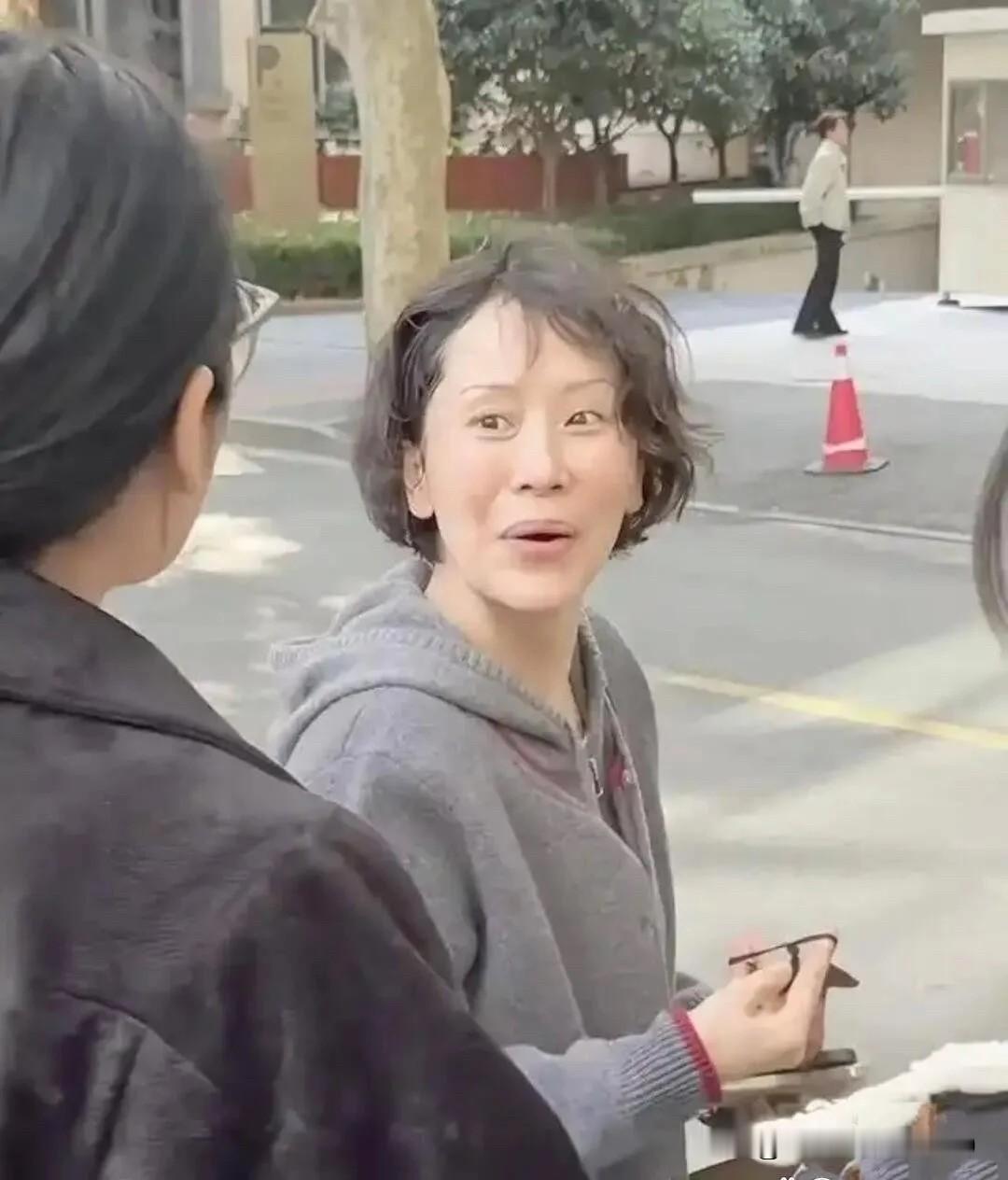 47岁的海清，素颜尽显真实中年状态，离开了闪光灯和滤镜，也是普通人一个！昔日，海清一袭灰色连帽针织外