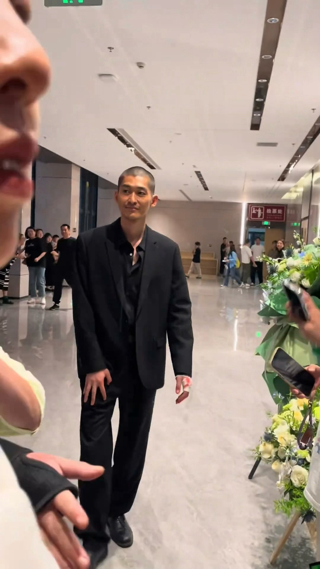 张瀚像被夺舍了整个人都没有光了……​​​