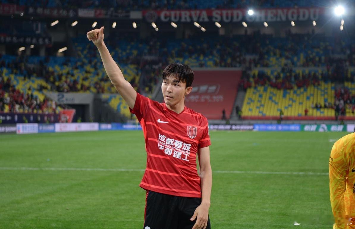 只差官宣？有球迷拍到元敏诚拖着行李装车，貌似准备离去。上个赛季的表现，元敏诚已得