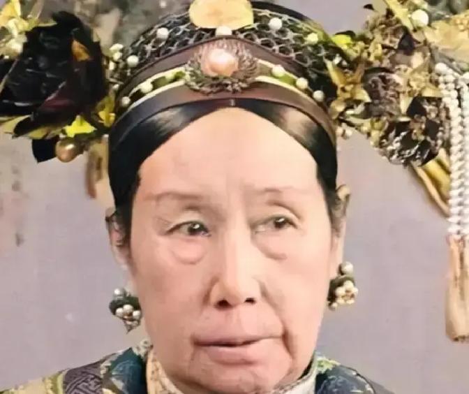 1889年，54岁的慈禧爱上了比她小20岁的侍卫那尔苏，两个人不能够经常见面，心腹李莲英看到她食不下