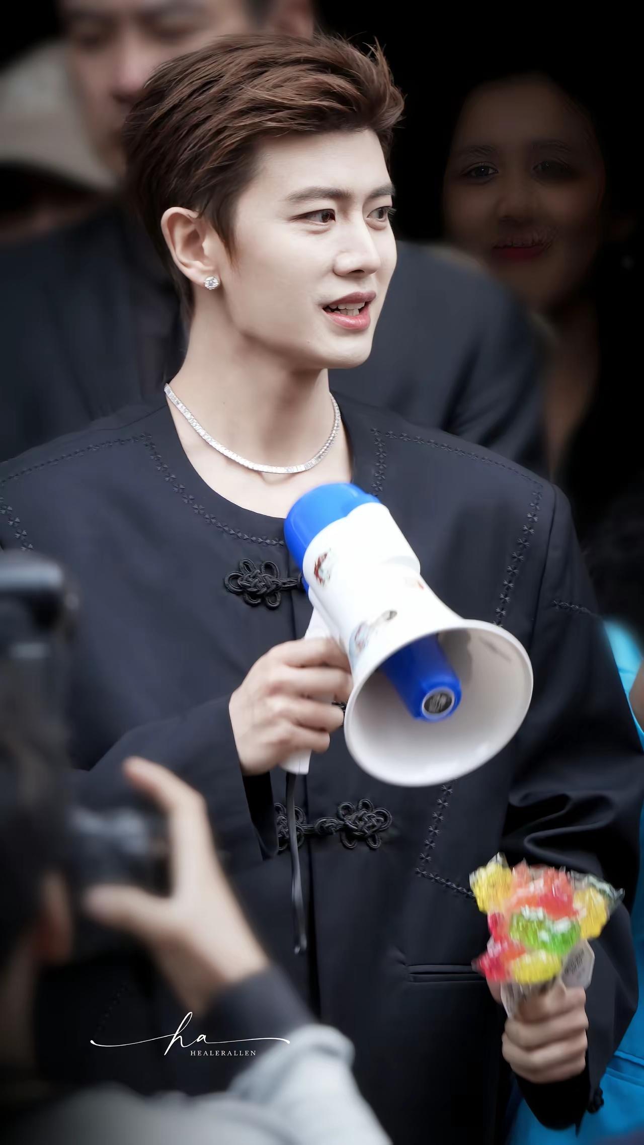 恭喜任嘉伦开业大吉希望你每部戏都收视长虹