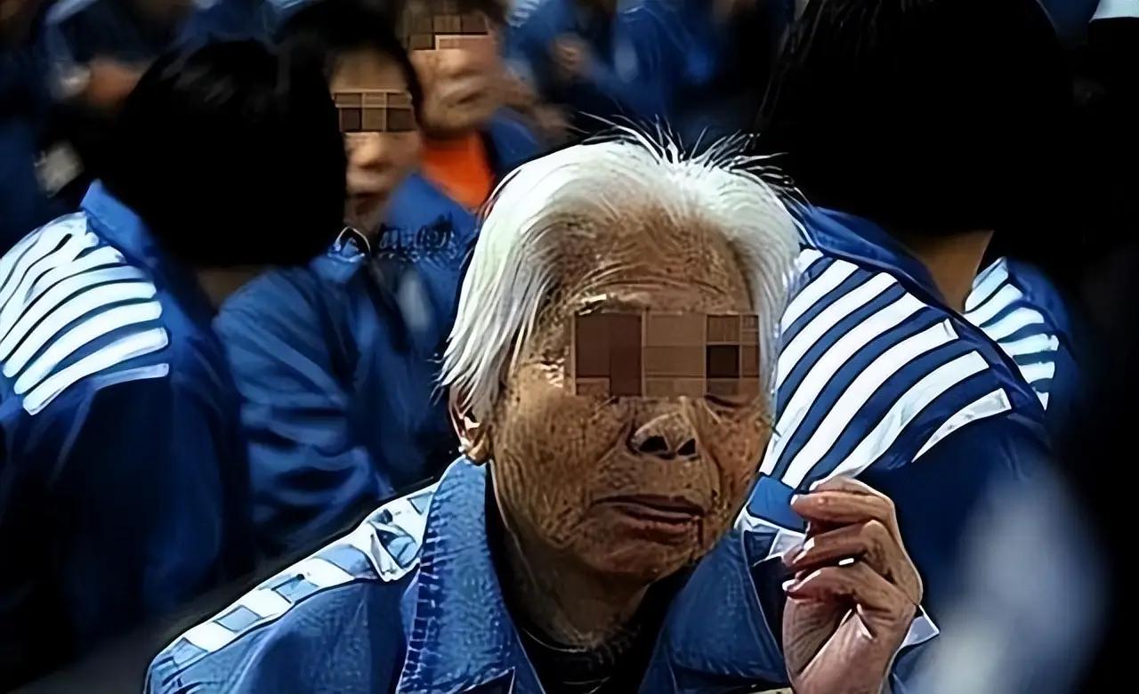 无期徒刑的终点从来不是死亡，是衰老。当犯人老得走不动、吃不了、起不来，监狱该怎么