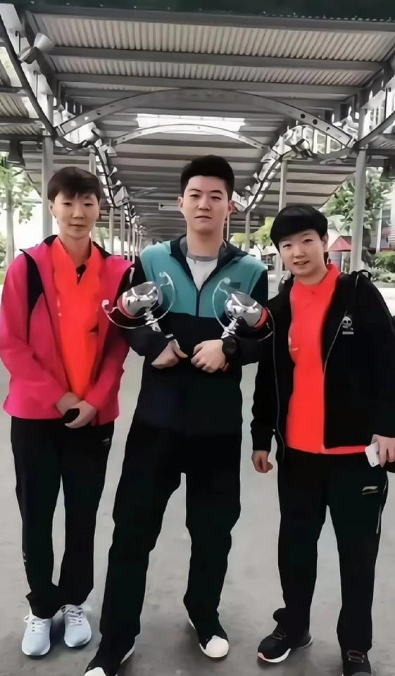 刷到海产姐妹的荣耀时刻！今天刷到孙颖莎、王曼昱和周冠达的合照啦！周冠达双手
