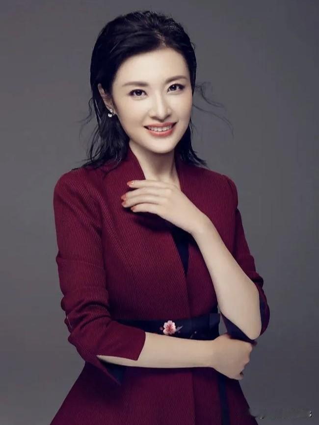 周涛：央视金牌主持，端庄大气与温婉知性并存。从《综艺大观》到春晚舞台，她以从容声