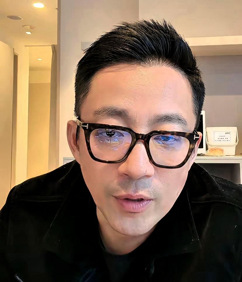 筱梅坐月子，她身体在恢复，家里有了新责任，多了很多温情。小菲是企业家，他在邯郸