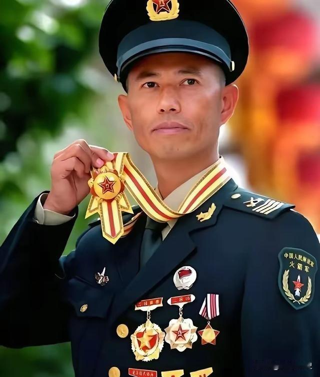 1999年，服役期满的王忠心脱下军装，妻子以为一家人终于能够团聚，可仅仅5个月后