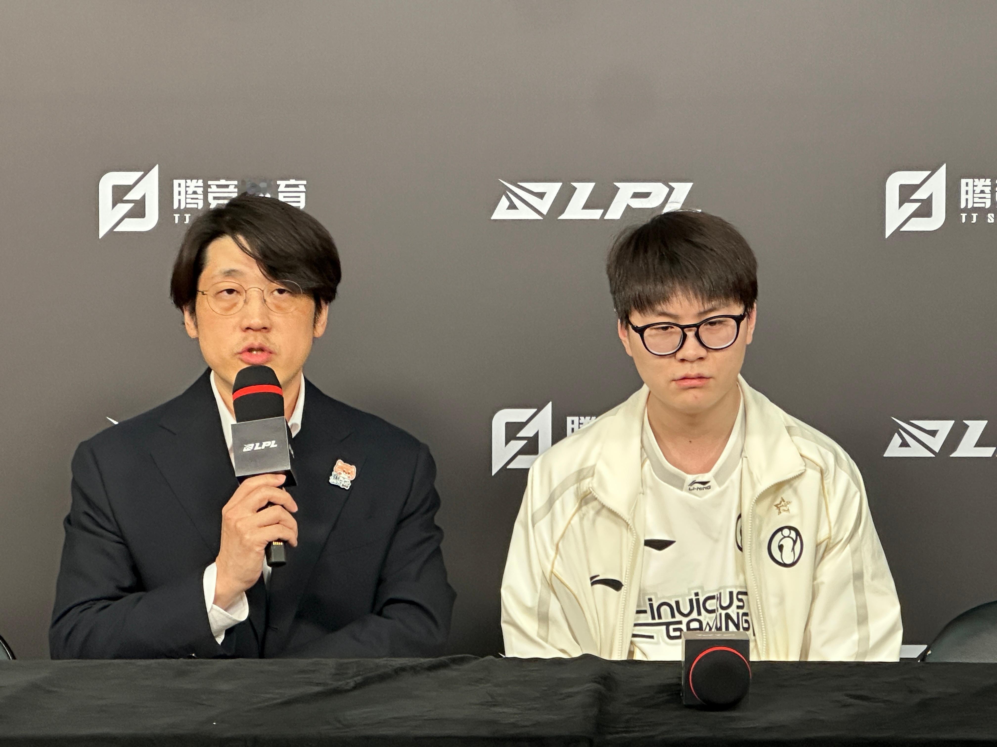 BLG战胜iG，iG输掉背靠背靠背的第一场，赛后Meiko和教练来到败者群访。教