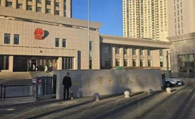 青海西宁一男子在派出所劝阻母亲时，被多名警务人员拖入卫生间殴打，致右侧肩胛骨骨折