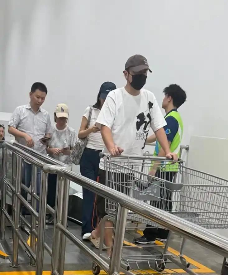 雷佳音和老婆到上海山姆购物，40岁翟煦飞身材苗条，两人有意避嫌。9月22日，他和