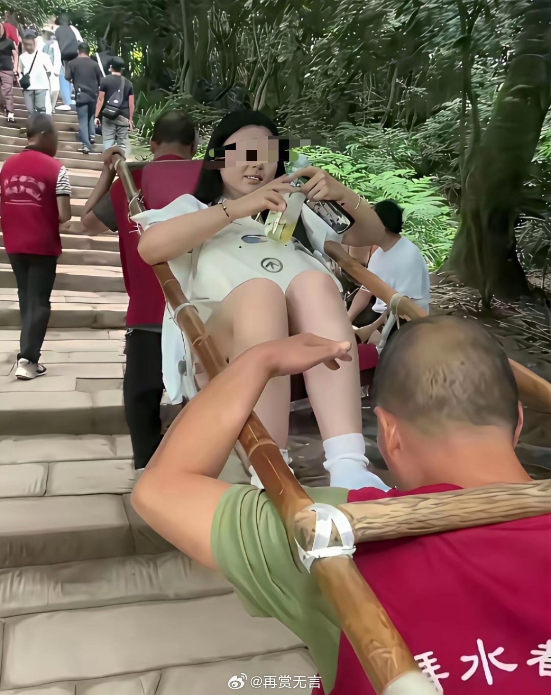 感觉师傅好辛苦啊，坐滑竿的女子，别的游客盯着她，她应该很尴尬吧！！