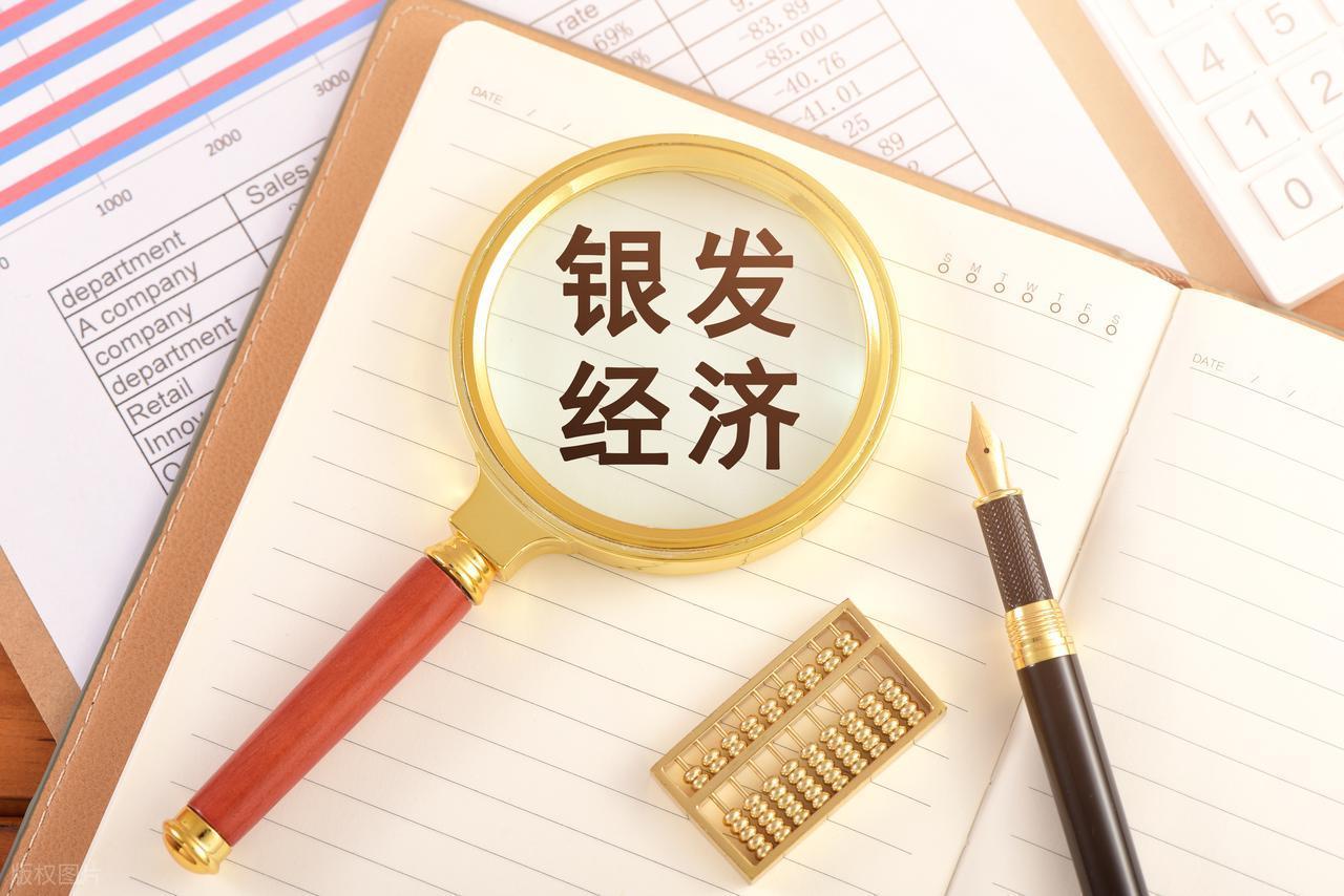 湖北咸宁，67岁老人报名一日游，刚准备上车，就被蜂拥的人群挤倒在地，摔成十级伤残