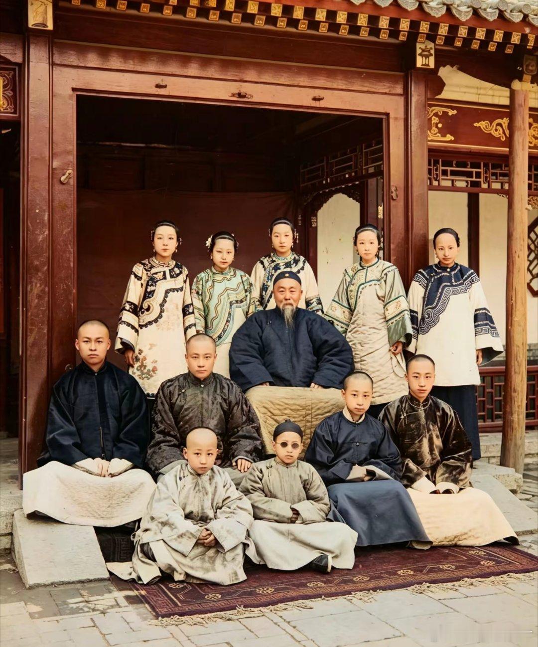 1897年，时年74岁的李鸿章，结束欧美出访归来拍的全家福。很显然他家（汉人）女
