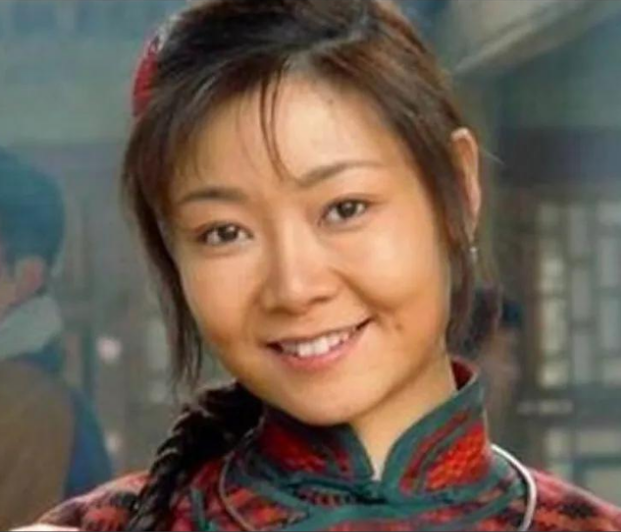 1991年，萨日娜为能分到11平米房子，258元彩礼就嫁给同学潘军。婚后她被嫌弃