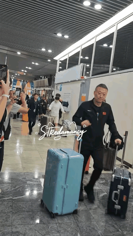 9.6厦门航空小姐姐加鸡腿，把莎莎照顾的不错！今天下午国乒队到达厦门，女队