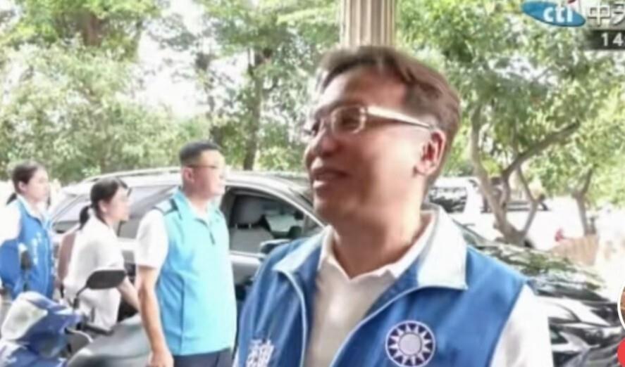 魏平政今儿个是豁出去了，一个人单枪匹马连跑彰化四个乡镇，国民党中常会都搬到地方了