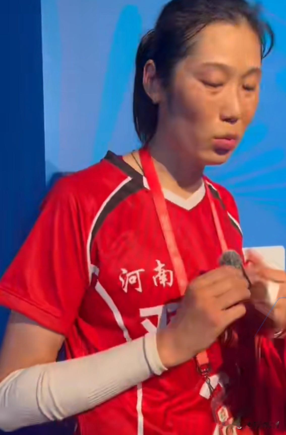 低调谦虚又懂得感恩的朱婷啊[哭哭][哭哭]终于等到了朱婷的采访，看完了新华网采访