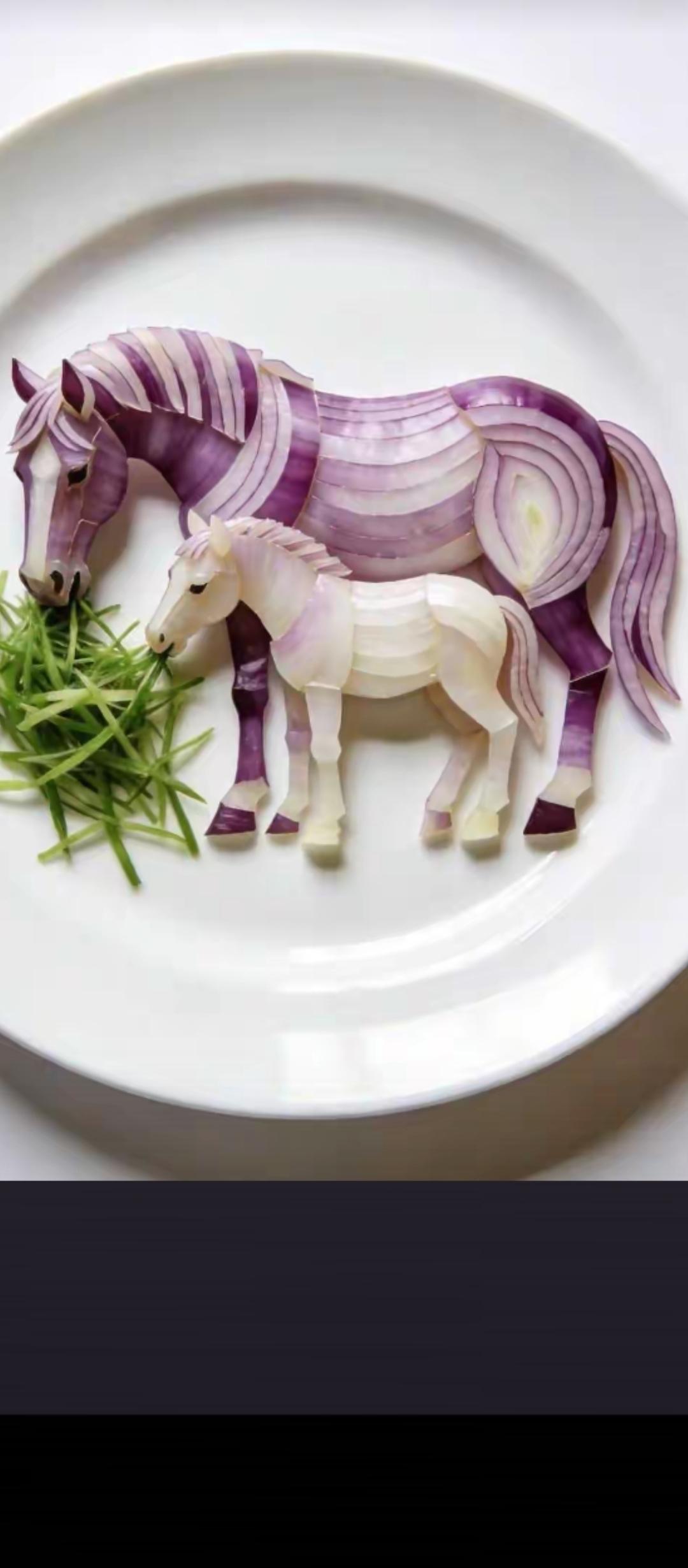 创意美食艺术：洋葱马儿与青草的完美搭配！