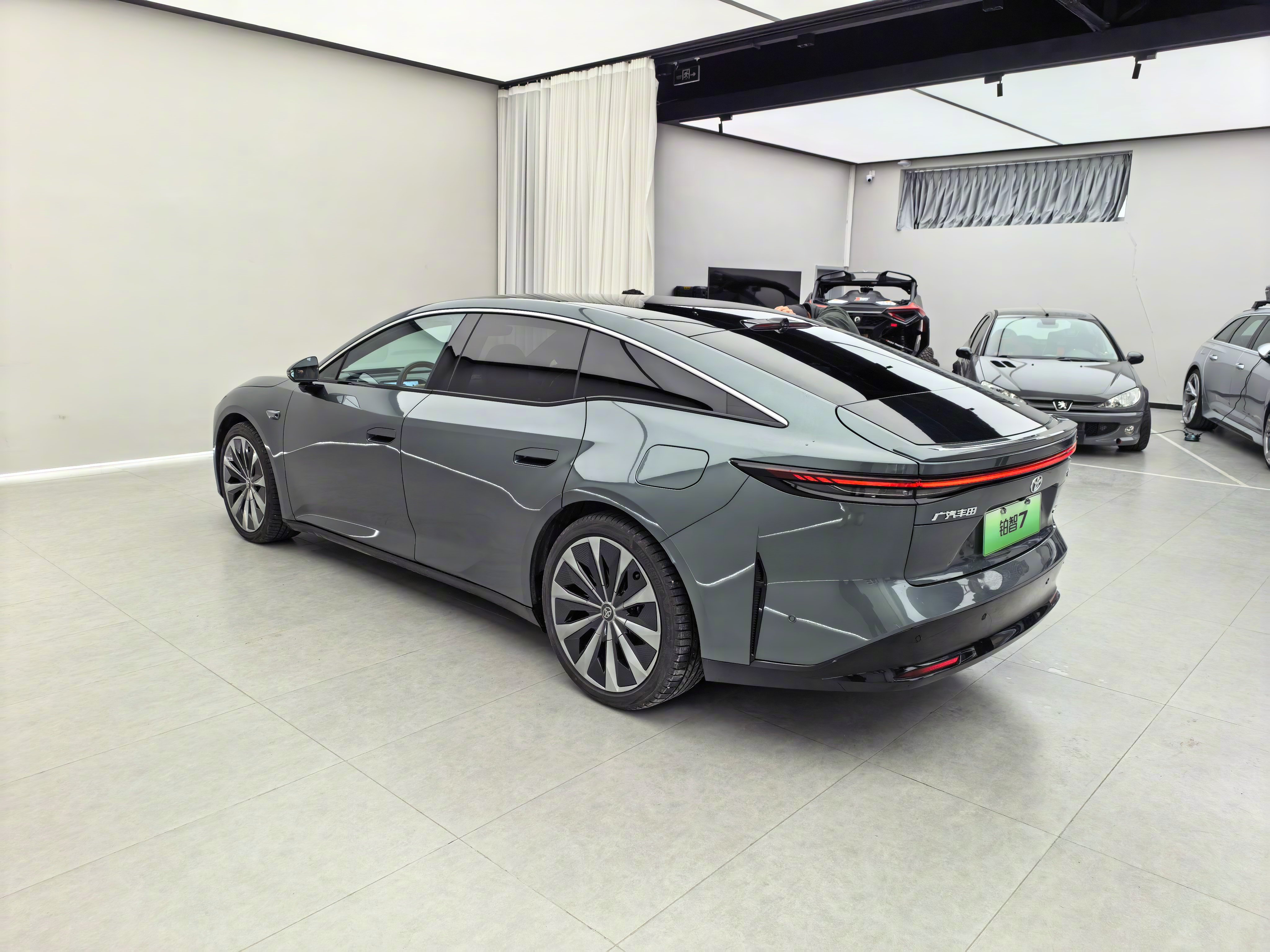 铂智7进车库，拍全网最详细试车，这车猛，有特点，性价比好。外观正经不错，尤其从侧