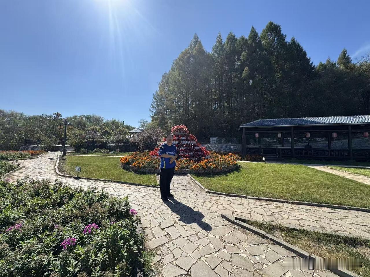 刚才我去妹妹店里溜达。妹妹自己开个化妆品店，店面不大，但生意还可以。有时我在家待