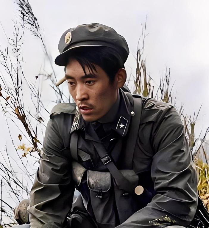 ☁1988年，两山轮战期间，刚刚从战场上下来的英雄连长邱枢。此时，他背着冲