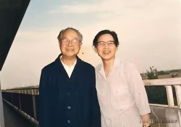 1954年开国中将痛失爱妻，临终托付藏深情，最终娶小姨子成就传世佳话195