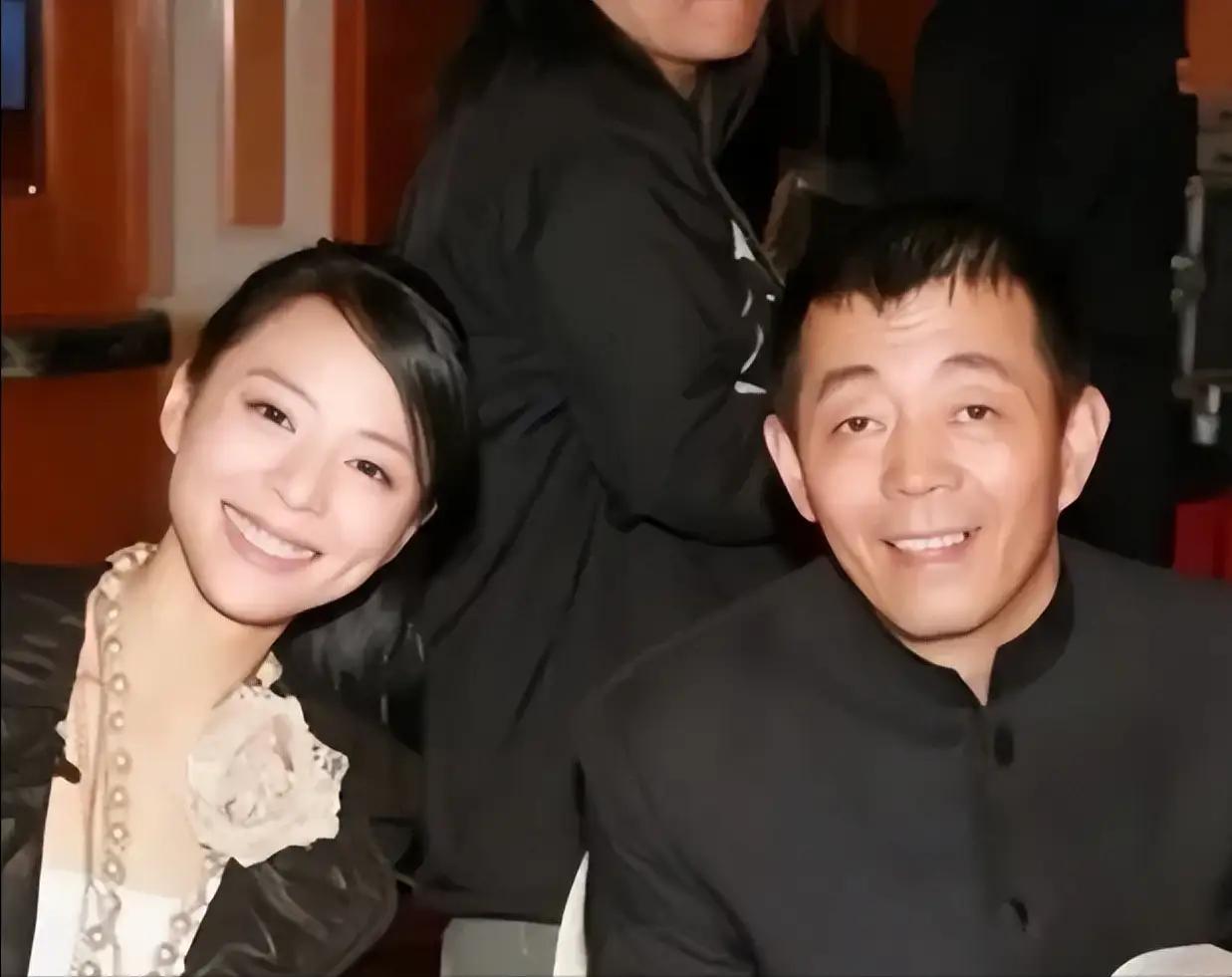 2003年，导演顾长卫与张静初传出绯闻，妻子蒋雯丽抱着一岁的儿子冲到片场，当众给