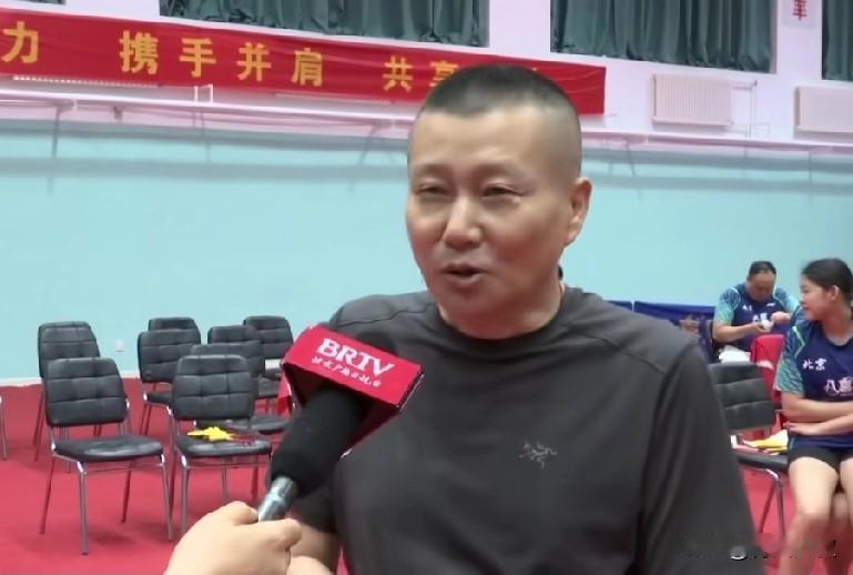 大头输球，本来还为大头感到难过的，没想到采访头爸后，把我整笑了！记者问:看到