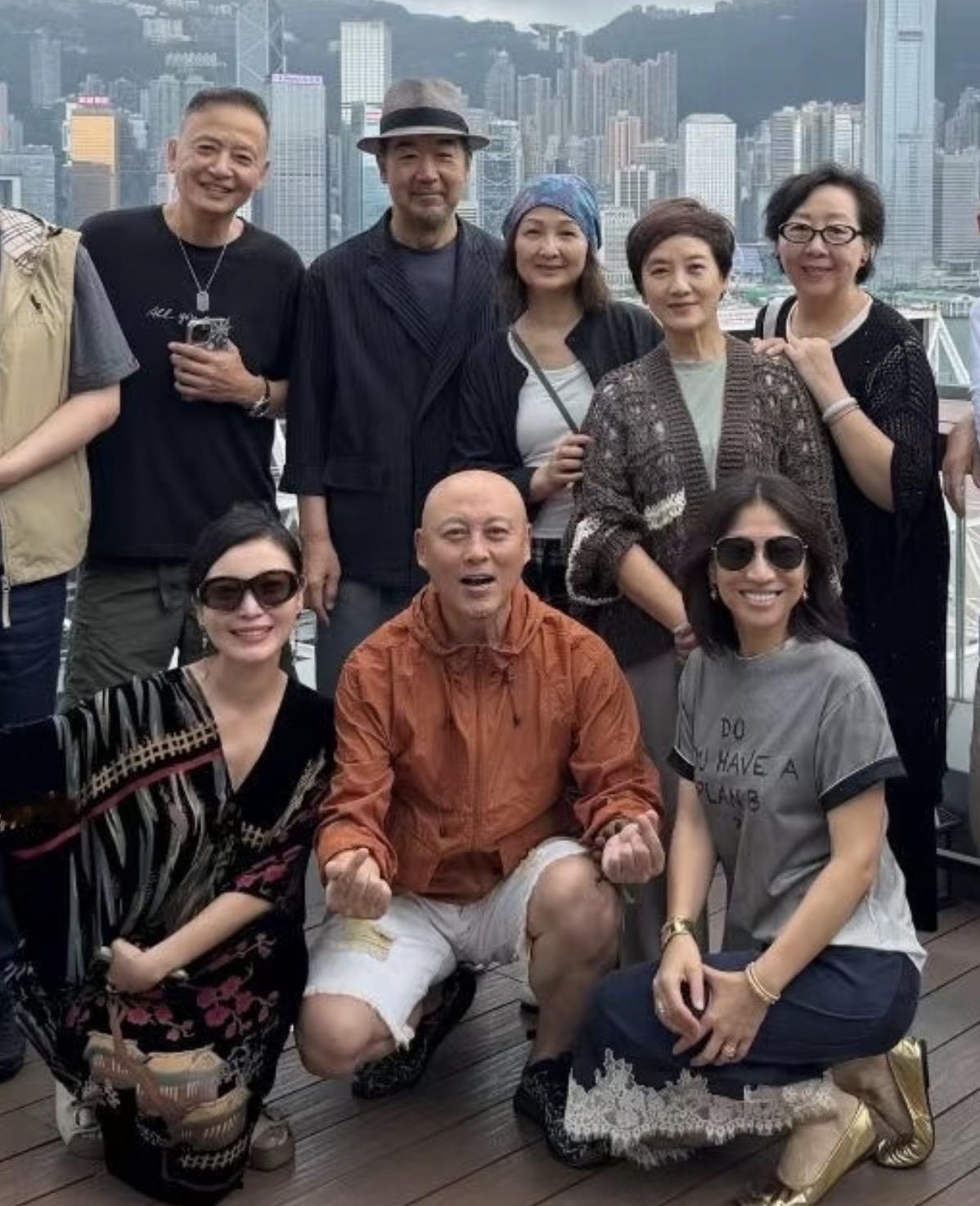87版《红楼梦》演员在香港聚会，看到大家的变化太唏嘘了，“贾宝玉”老了满头白发、