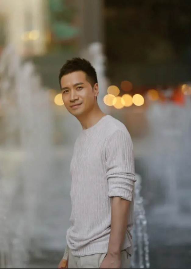 何晟铭曾在采访中提及，他接演于正的剧从不用签合同——在他看来，两人之间的情谊