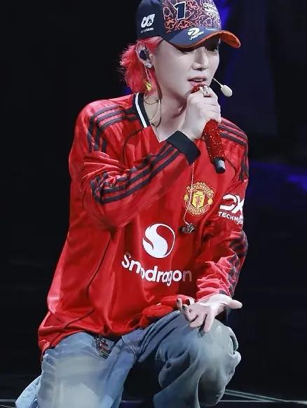 鹿晗在成都演唱会简直太惊艳了，轻松驾驭多种颜色服饰，头发还戴着装饰，真是潮流领航