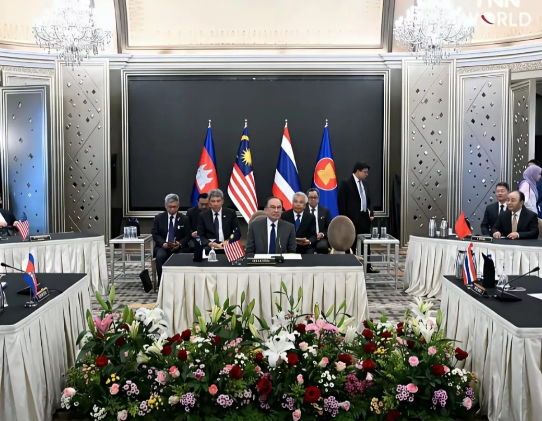 泰柬双方谈判，中美代表进行监督，这样的画面让我笑了！ 泰国和柬埔寨代表坐在谈