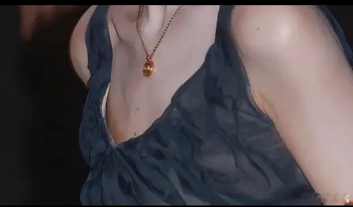 鞠婧祎不是冷白皮吗，这张图怎么看起来擦了很多粉​​​