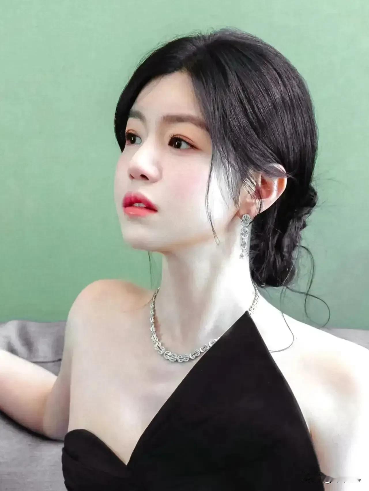 我很佩服陈妍希她这次给力不再是那个软绵绵的小女子了！她早年深陷恶意造谣