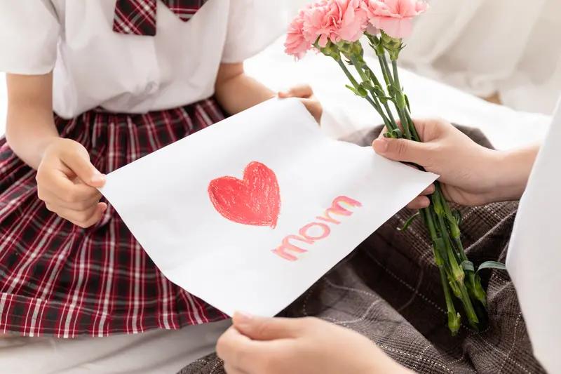 街角偶遇离婚十年的前妻：我们站在原地，哭了好久周末下午陪女儿去巷口买糖葫芦