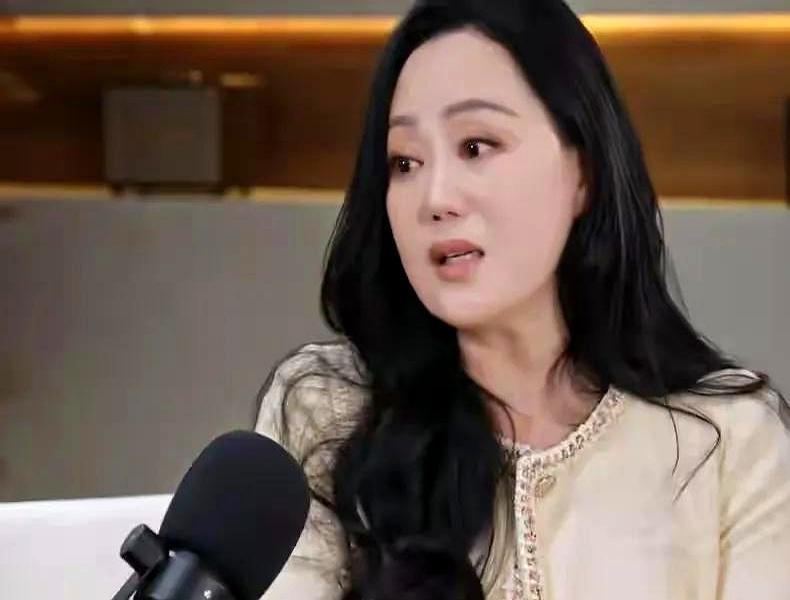 2.5亿债没压垮她1999年，香港房价腰斩，章小蕙和钟镇涛背下2.5亿港币