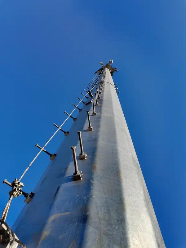 一位老相识关注这只个股票很长时间了，眼见他从两百四十多元的高位一路下行跌至三十元