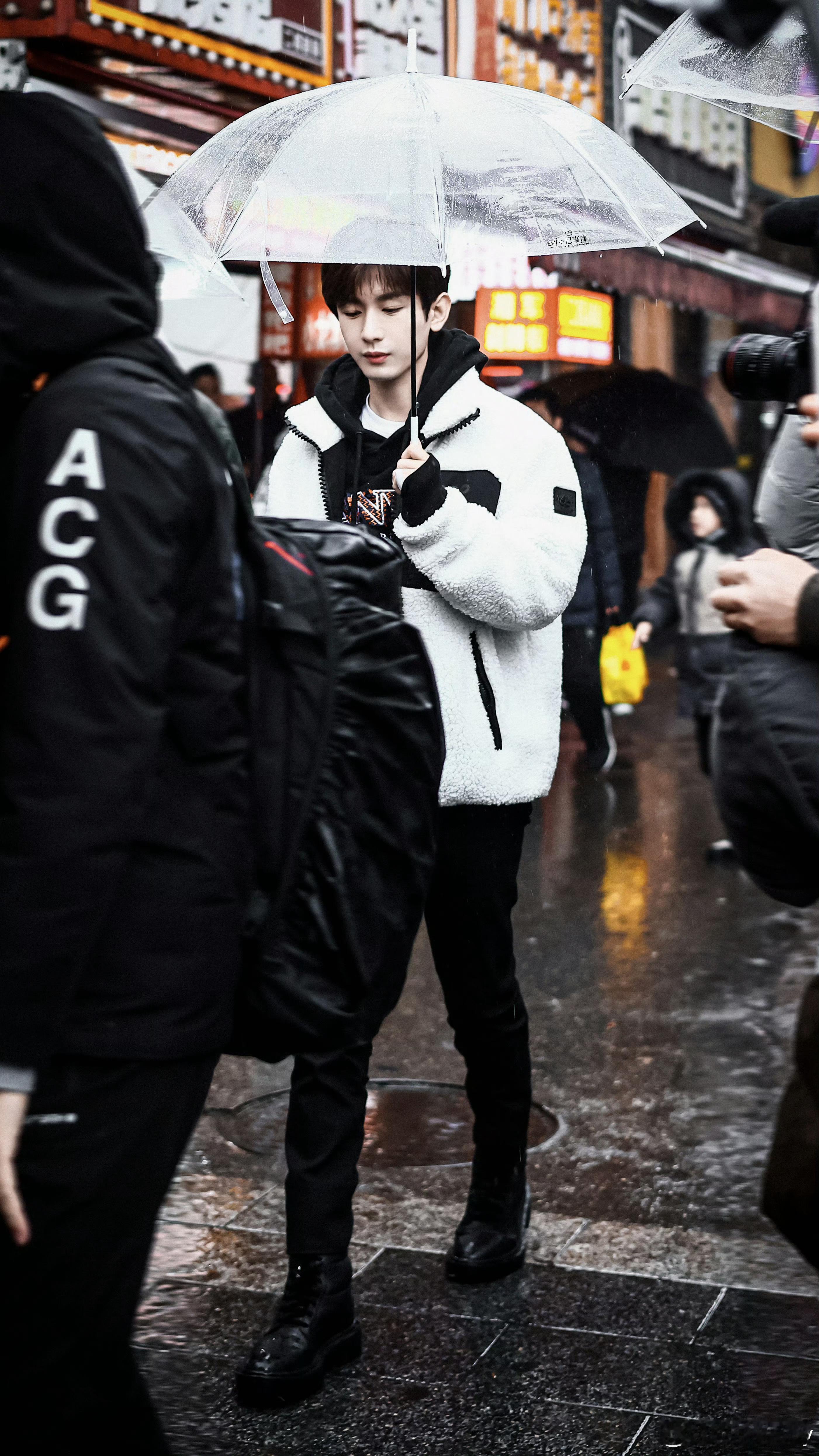 为成毅守护星愿cyGAP中国品牌代言人成毅前几天看了本书，主人公白流苏想在废墟里