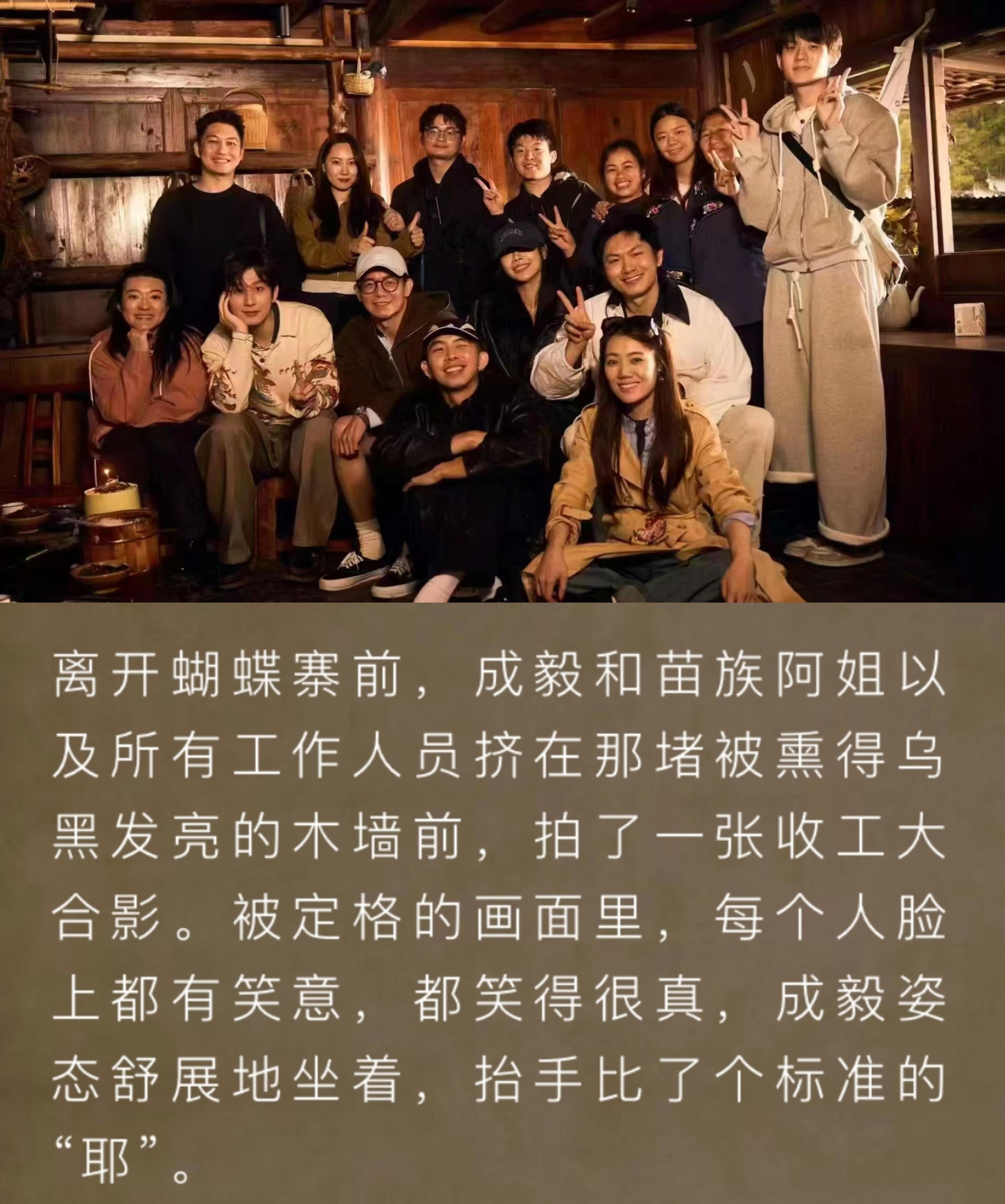 又见剪刀手成毅！不一样的剪刀手，两只手各干各的。看到这张图的时候，我也试了一下，