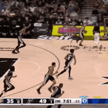 这几天文班亚马的这个上篮彻底火了！以前受到球迷关注的上篮动作都是类似欧文那种特