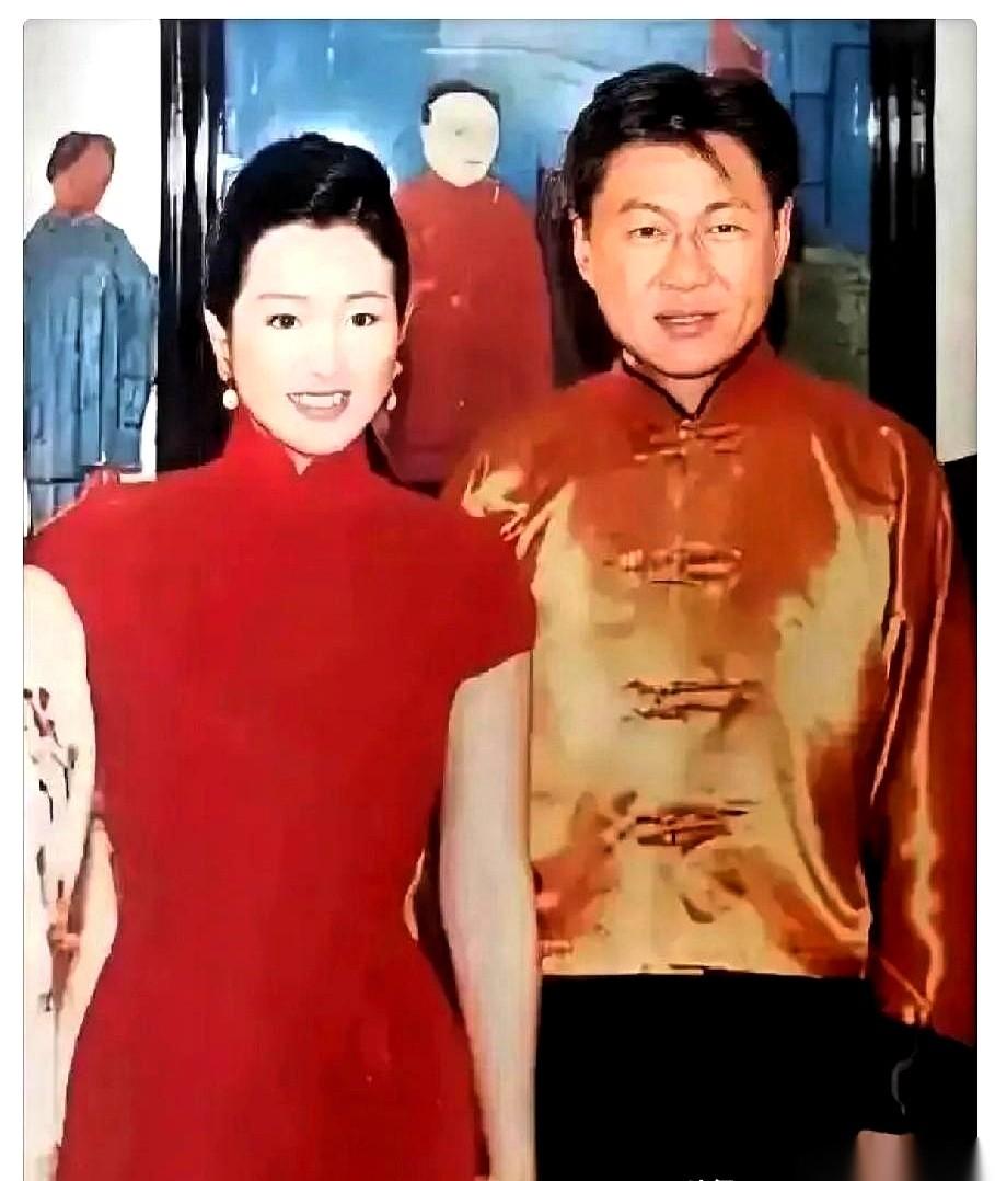 1996年，31岁的巩俐披上婚纱，嫁给了头顶“新加坡烟草大王”光环的黄和祥。所