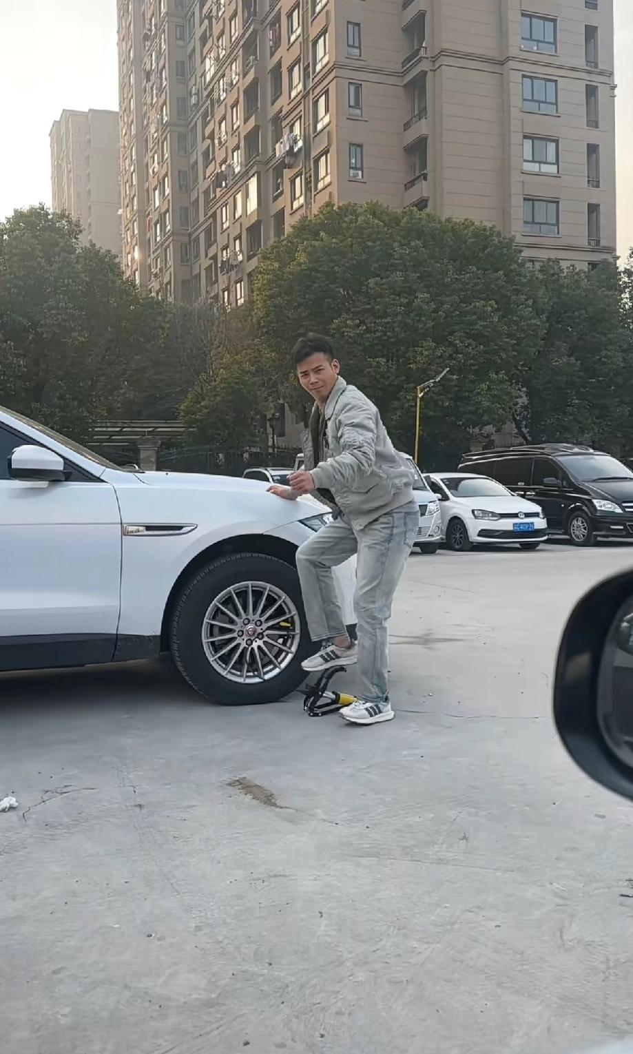 大家开车的时候一定要带一个可以给汽车轮胎补气的。这种东西不贵，100块钱左右，但