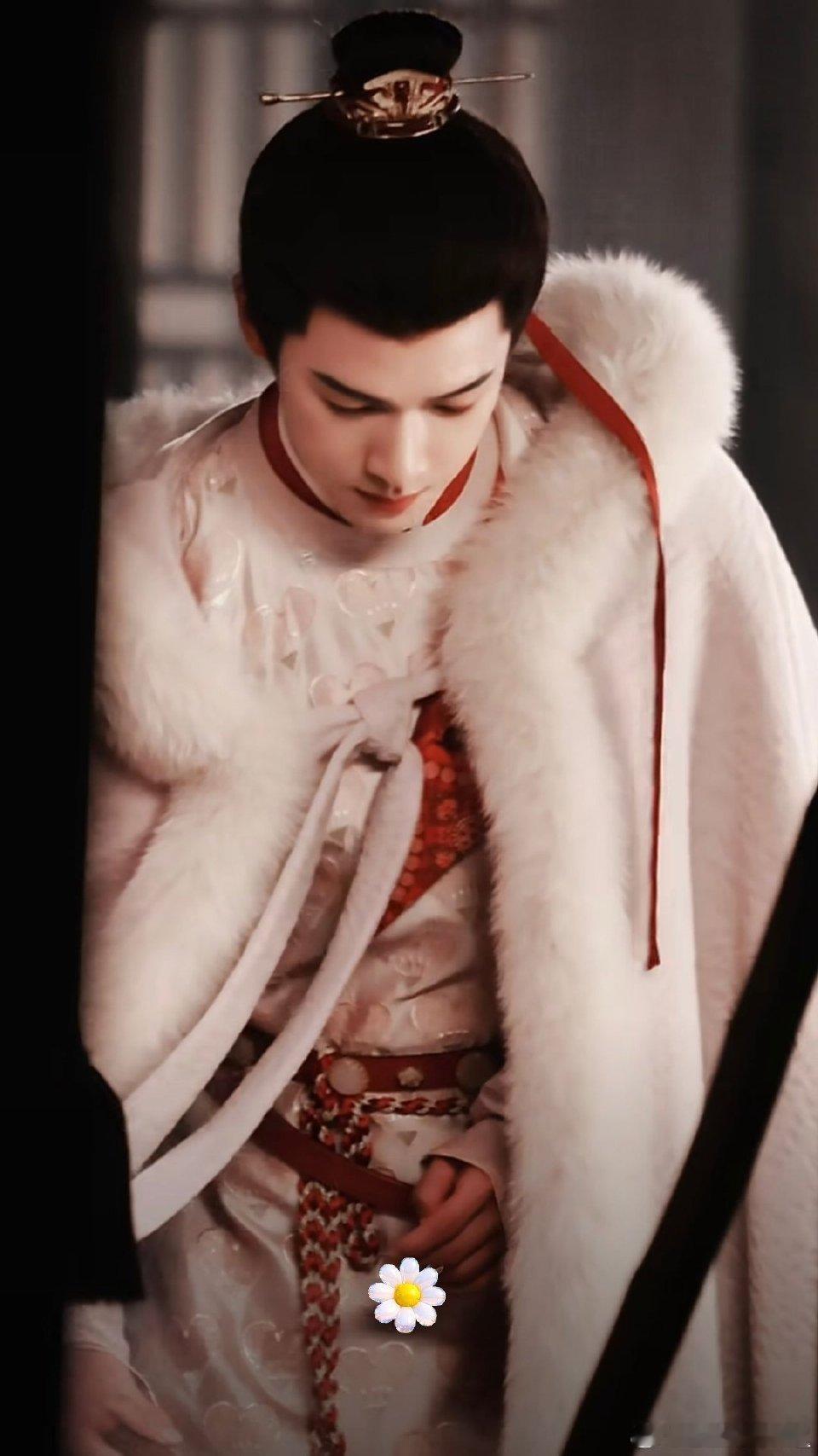 李昀锐这套白色大氅红色内衬服装在尚公主里面最封神的一件了，美死我了！