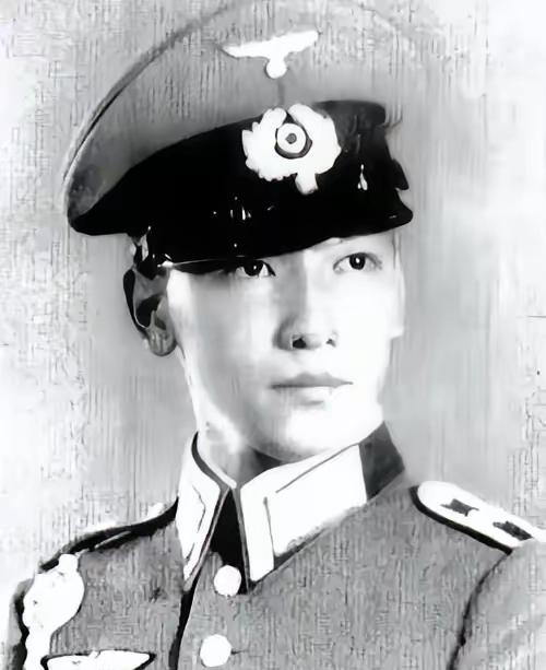 1942年，蒋纬国看到一位美丽的少女，上前和她搭讪：“小姐，报纸能借我看一下吗？