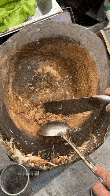 每次去买馍夹肉的时候，看到这种有年代感的菜墩心里就很不舒服，第一是感觉这都包浆的