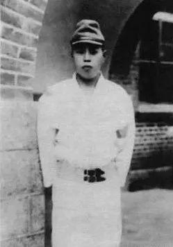 日本兵被八路军俘虏后为什么不仅不恨，反而调转枪口打日军？说白了，就一个原因：不是