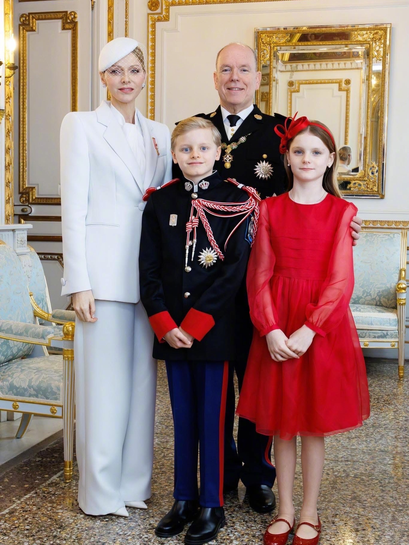 摩纳哥王室为国庆日齐聚一堂，连家族中最年轻的成员们也共同参与了庆典。这也是碧翠丝