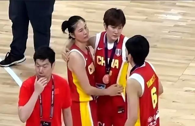 宫鲁鸣带领国家女篮，得到亚洲杯第三名。李笋楠带领大运国家女篮得到大运会的冠军。宫