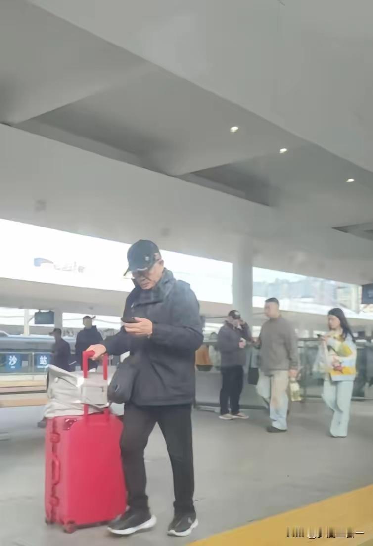 我们这里有个妈妈临终前不顾所有亲戚、朋友、丈夫的坚持，坚决把房子和一半的存款过户