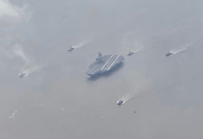 外网上的福建舰，据说正在南下。如果属实，明天将驶过台湾海峡，对岸又要大惊小怪。福